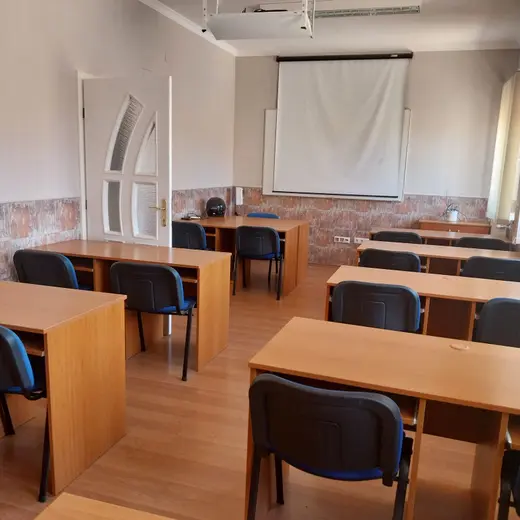 Tanterem a hajdúböszörményi irodában, vetítővászonnal