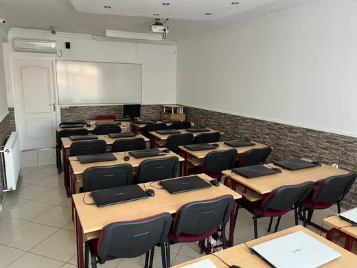 Tanterem a debreceni Szent Anna utcai irodában, laptopos asztalsorokkal