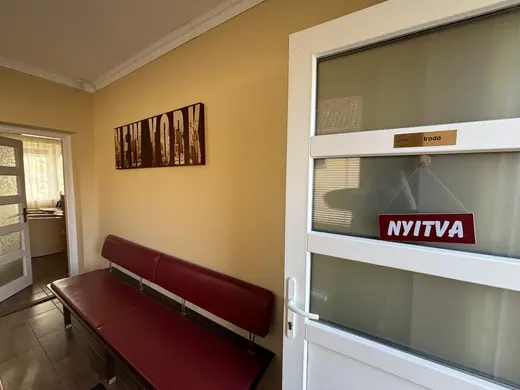 A balmazújvárosi iroda bejárata belülről, várakozó paddal