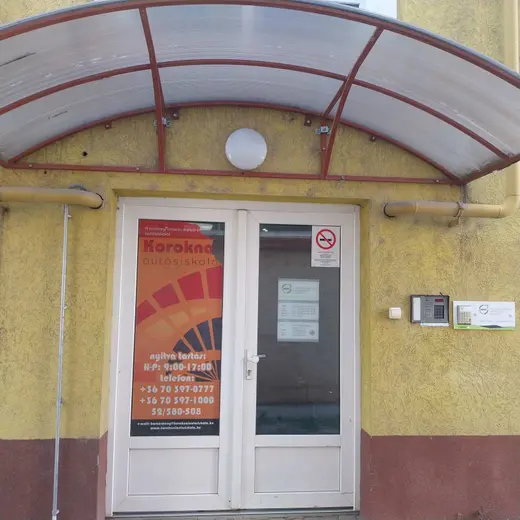 A hajdúböszörményi iroda bejárati ajtaja