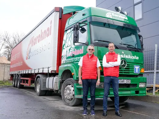 Mercedes-Benz nyerges szerelvény a C+E kategóriás képzéshez