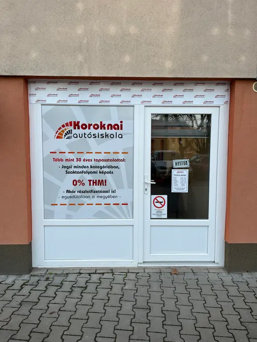 A hajdúnánási iroda bejárata