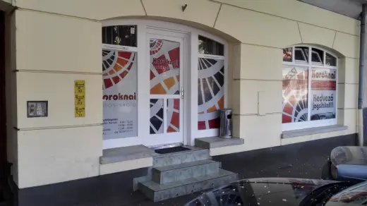 A debreceni iroda utcafrontja a Szent Anna utcában