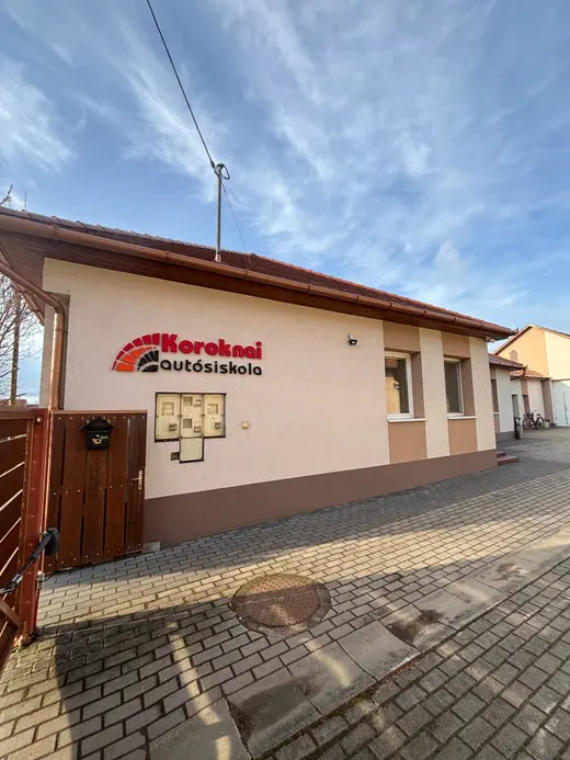 A balmazújvárosi iroda utcafrontja a Koroknai cégtáblával