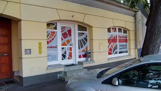 A debreceni iroda bejárata és kirakata