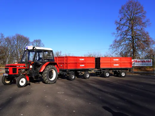 Zetor 6211 traktor két pótkocsival, T kategóriás képzés